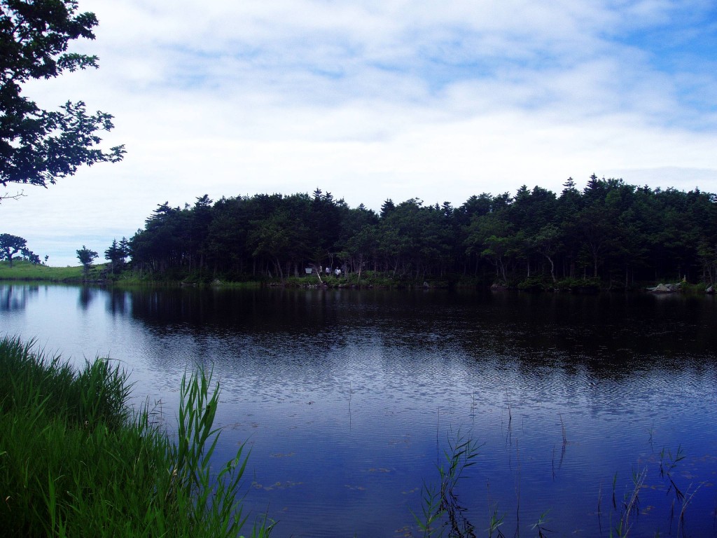 Jezero v NP Shiretoko na ostrově Hokkaidō