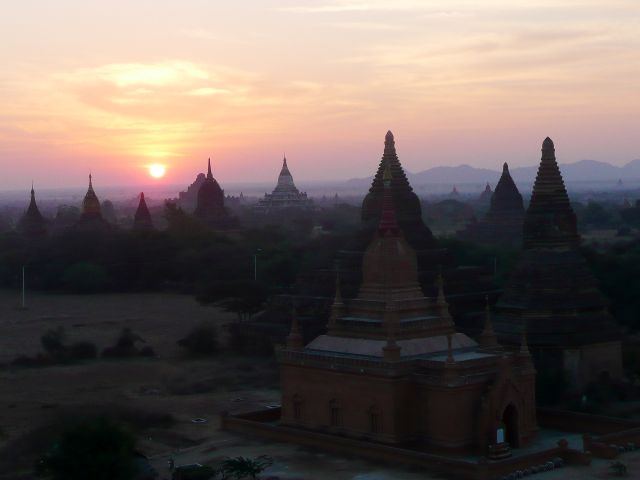 Východ slunce nad baganskými chrámy v Barmě