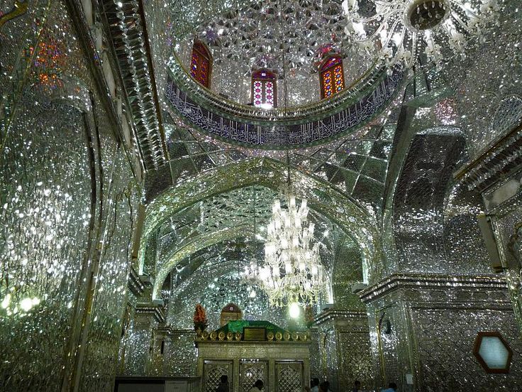 Interiér mešity (zdroj: https://www.pinterest.com/pin/543176405030129017/)