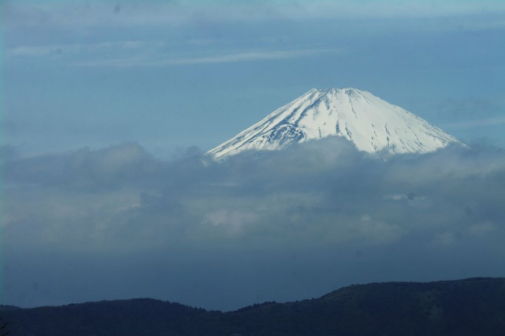 Tentokrát šla z Hakone krásně vidět Fuji. A to je jeden z mých posledn� ch pohledů z tohoto m� sta - krátce poté se oblast zavřela pro zvýšenou sopečnou aktivitu a dodnes (červen 2016) je nepř� stupná.