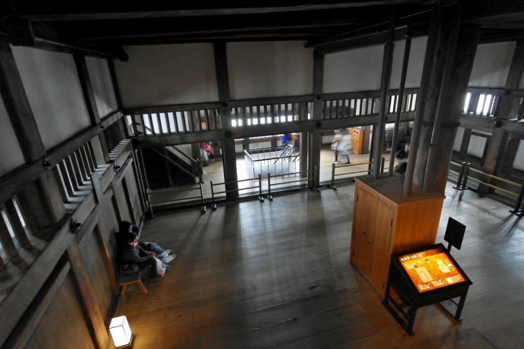 Po šesti letech v lešen�  čerstvě rekonstruovaný hrad v Himeji...