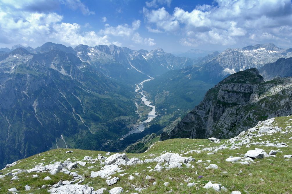 Výhled na údol�  Theth v Albánii