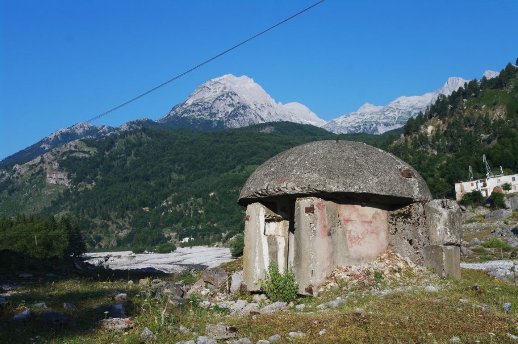 Bunkr, kterých bylo v 80. letech v Albánii postaveno skoro 200 000