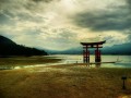 Večerní pohled na torii, pomalu přichází příliv