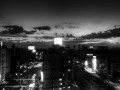 A večerní černobílý pohled na město