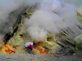 Těžba síry v kráteru Ijen